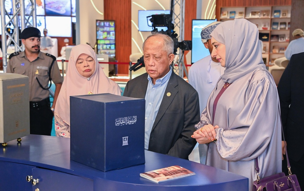 الوزيرُ بمكتب رئيس الوزراء في بروناي دار السّلام يزور معرض مسقط الدولي للكتاب
